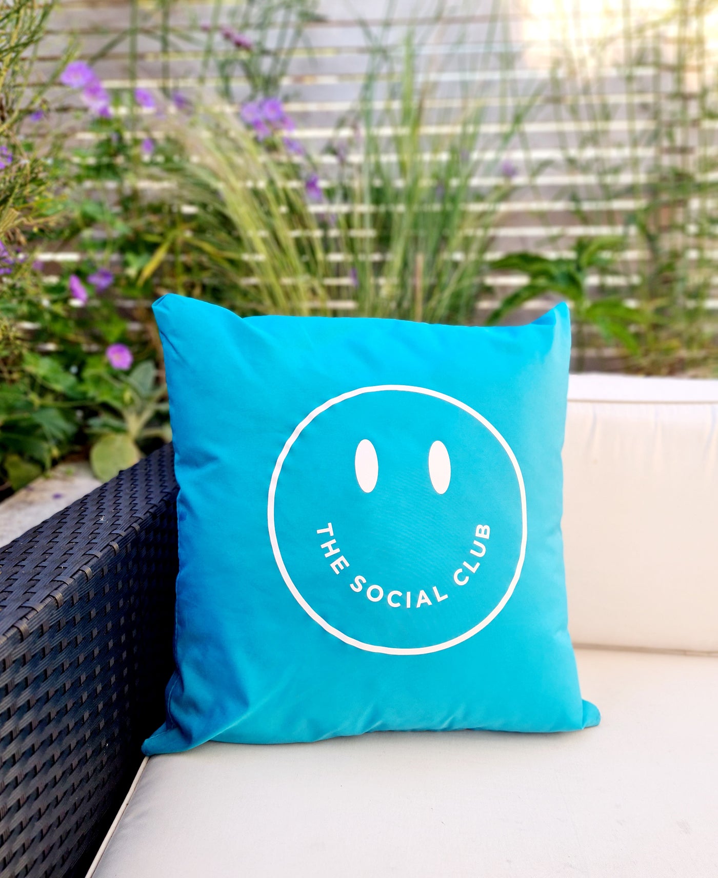 Blue & White Xtra-Happy water resistant Cushion